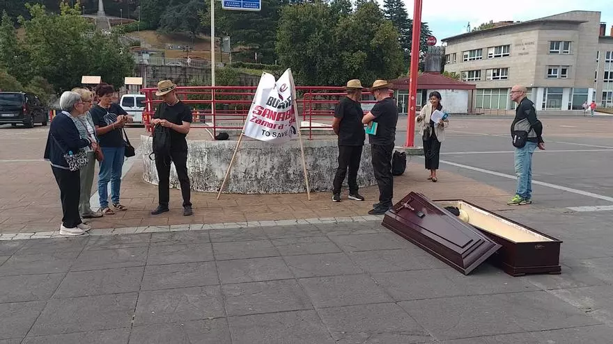 VÍDEO | El entierro del AVE de Sanabria llega a Vigo