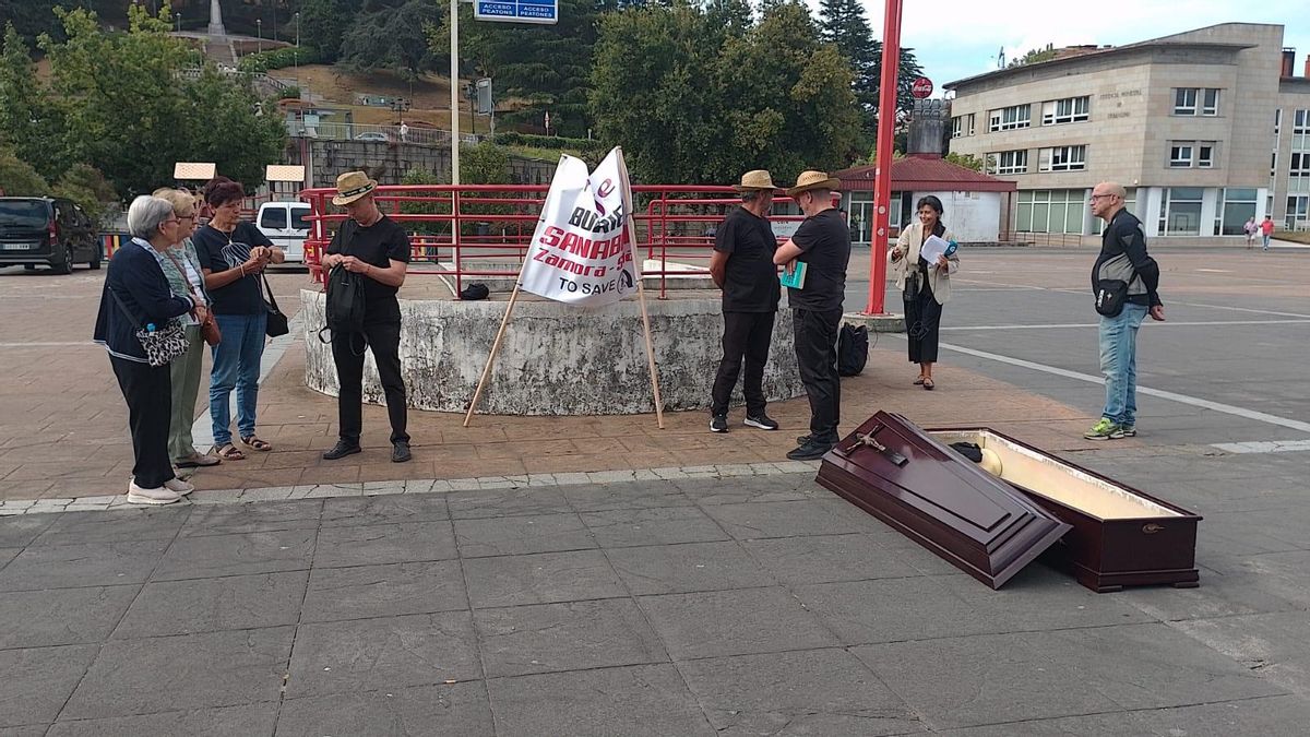 VÍDEO | El entierro del AVE de Sanabria llega a Vigo
