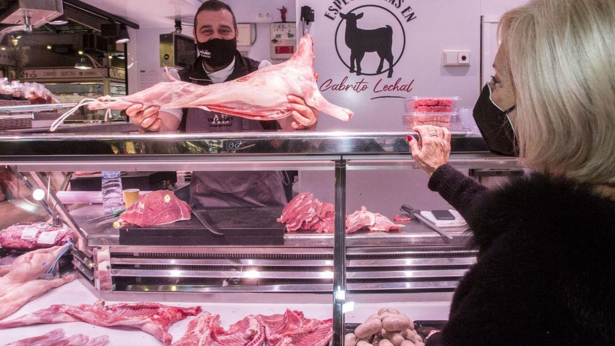 El cabrito cuesta ahora un 30% más y sube su precio semana a semana, igual que el cordero. | PILAR CORTÉS