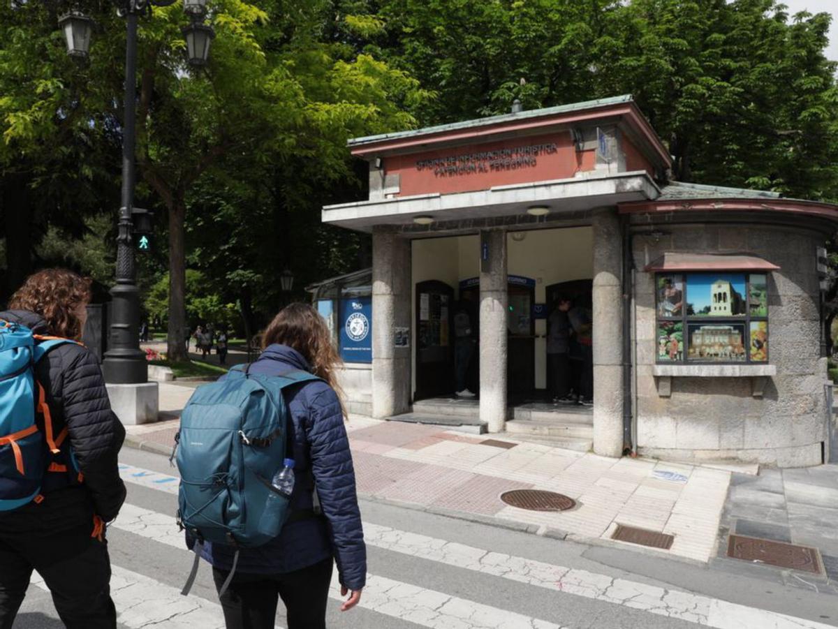 Turistas dirigiéndose a la oficina del Escorialín. | Juan Plaza
