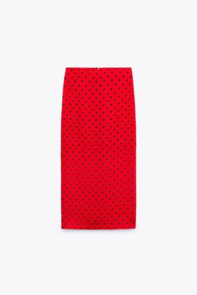 Falda roja de lunares midi de Zara (precio: 25,95 euros)