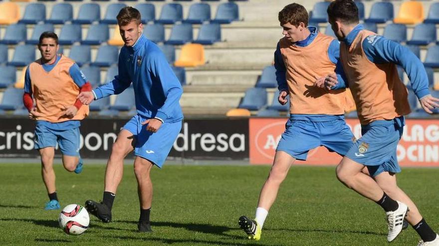 Borjas, Ramón (con la pelota), Pablo y Álex, durante un entrenamiento en Pasarón. // Rafa Vázquez.