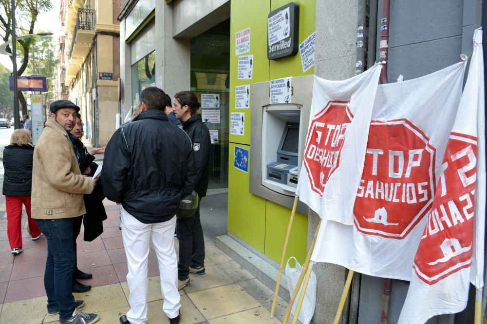 Los afectados por la hipoteca protestan frente a la sucursal de Bankia del barrio del Carmen