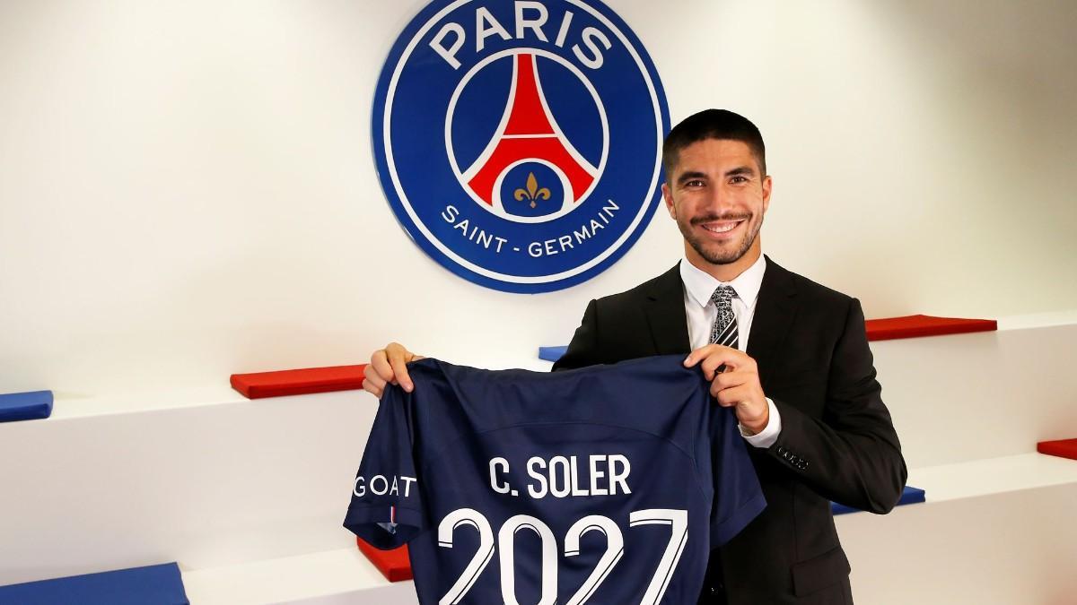 Carlos Soler ya posa con los colores del PSG