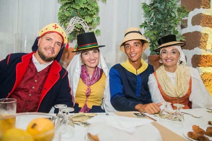 Boda con vestimenta de típicos de Gisela y Aday