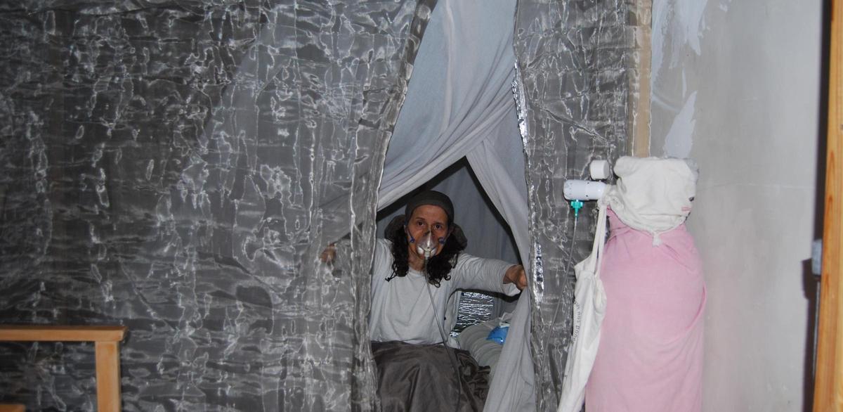 Almudena Barrio asoma desde la jaula de Faraday en su casa de Cerecinos del Carrizal