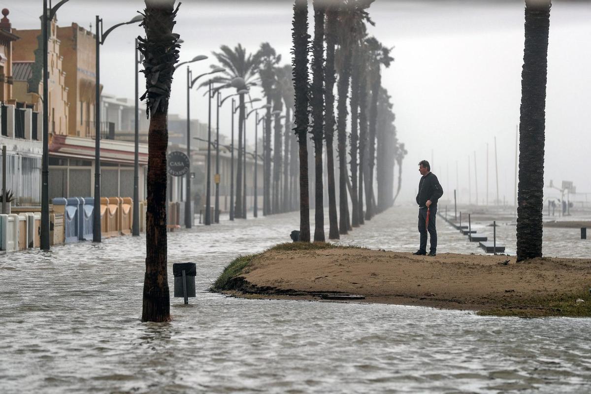 Inundación de la playa y el paseo marítimo de la Patacona, en Alboraia, tras el paso de la borrasca Gloria en 2020.