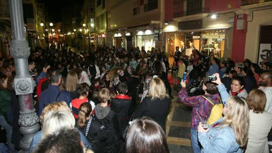 Halloween en Lorca: La noche de los comerciantes vivientes / Flashmob de Thriller