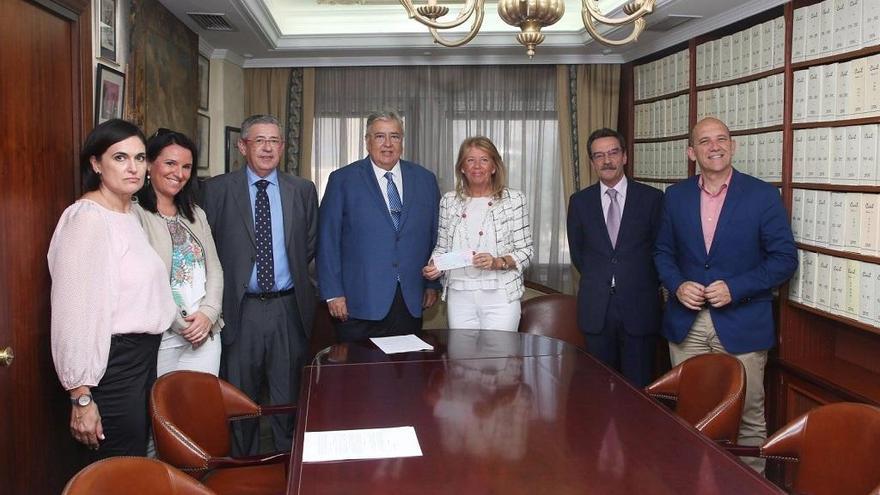 Entrega del cheque de 12 millones de euros para financiar servicios municipales de Marbella.