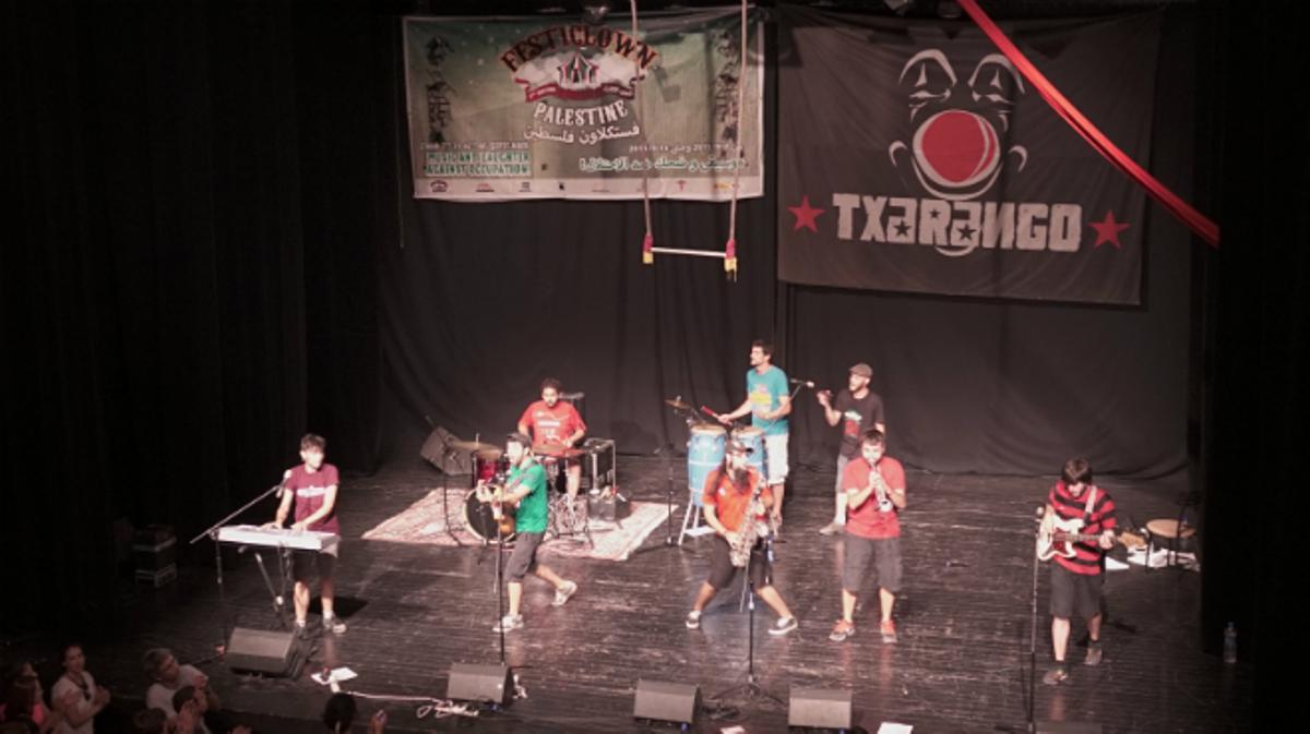 Actuació del grup Txarango a la part palestina de Jerusalem.