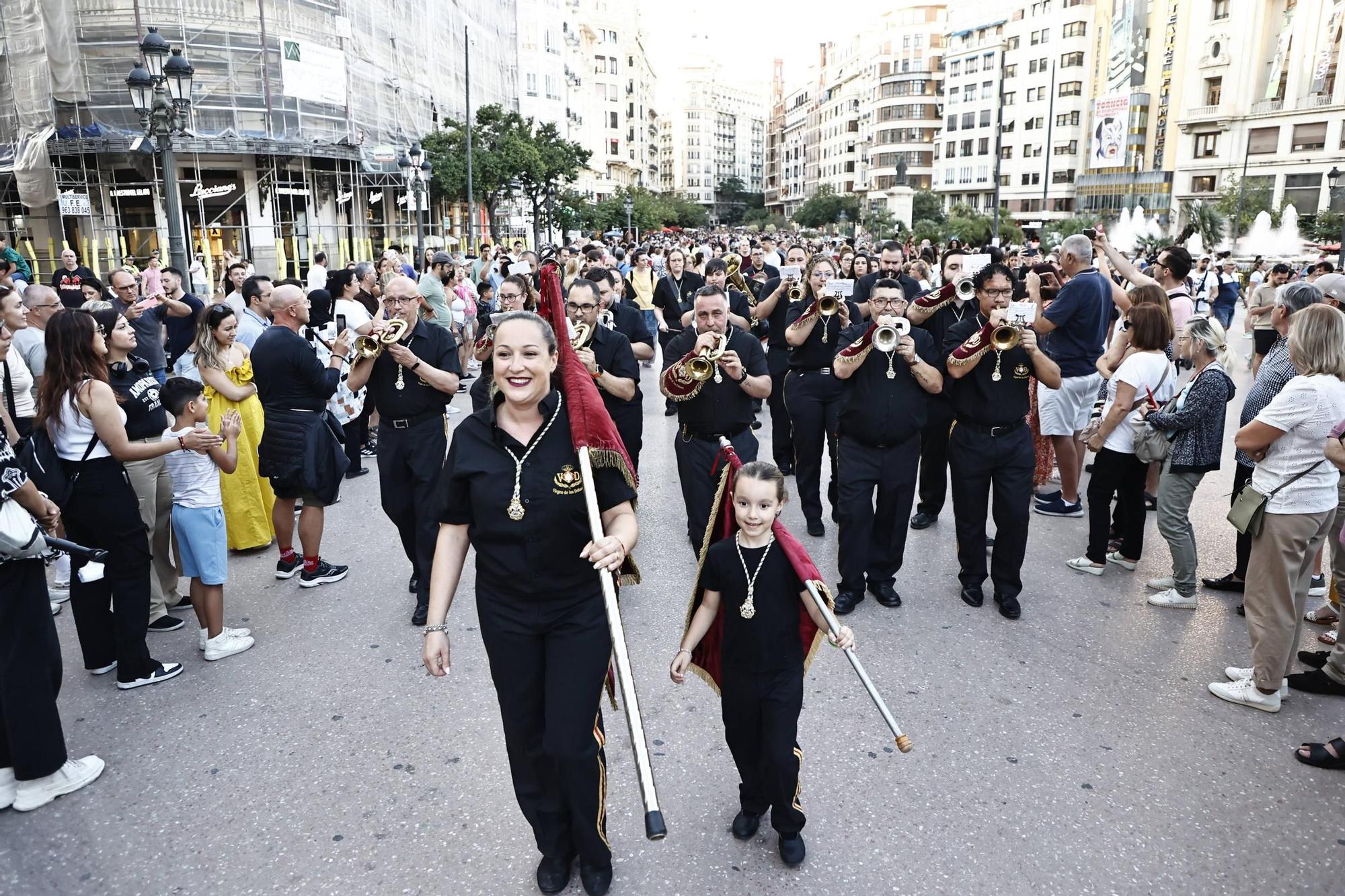 Así ha sido la inauguración de la Gran Fira: desfile de bandas de cornetas y tambores