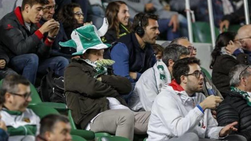 Seguidores del Elche en el Martínez Valero.