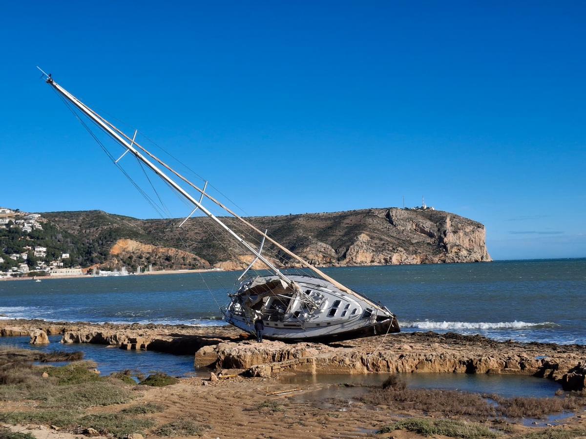 De encallado a requetencallado: las espectaculares imágenes del velero de Xàbia tras la borrasca Harris