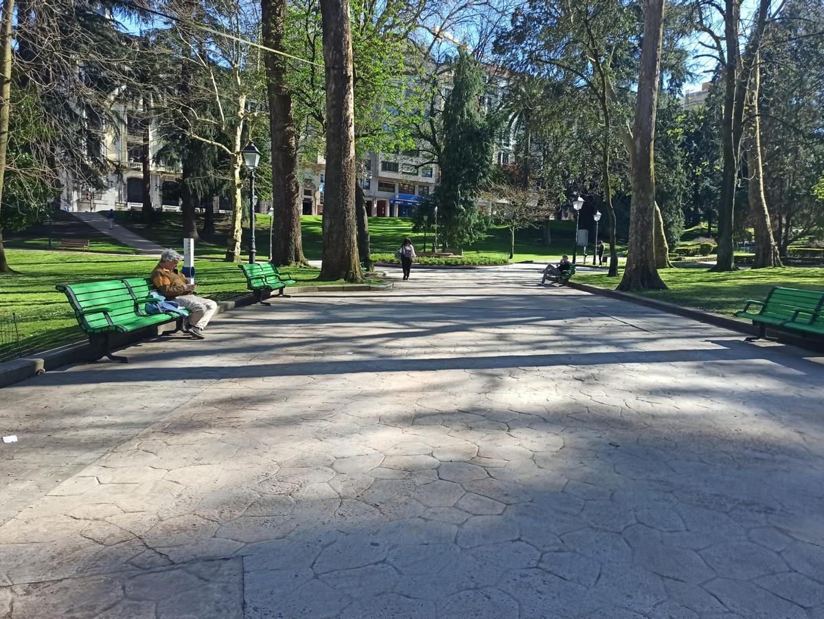 Ambiente de calor este martes en el parque San Francisco de Oviedo