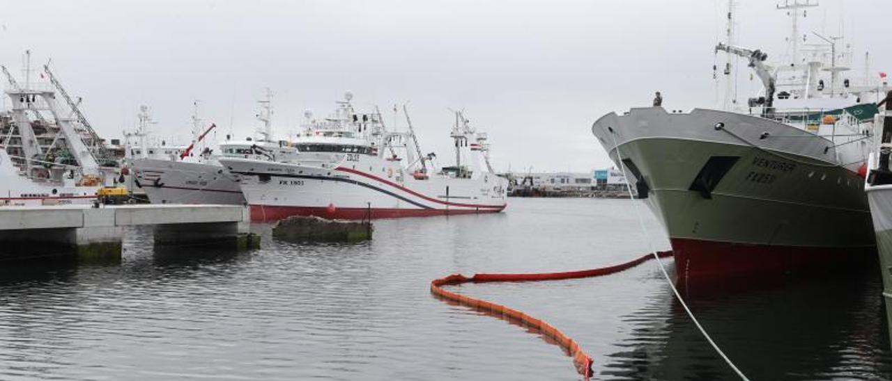 Flota pesquera en Vigo. En elcentro, el Argos Cíes, una delas últimas nuevas unidadesdel sector