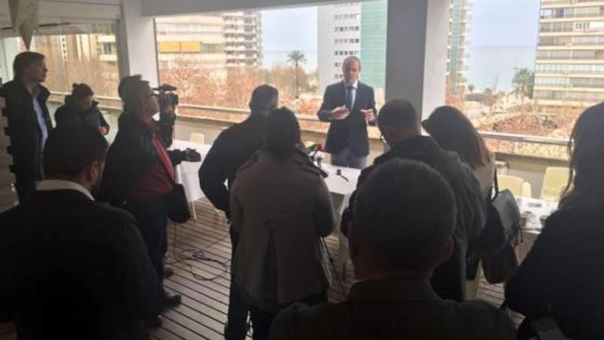 Un momento del encuentro entre los responsables de Hidraqua y los medios, ayer.