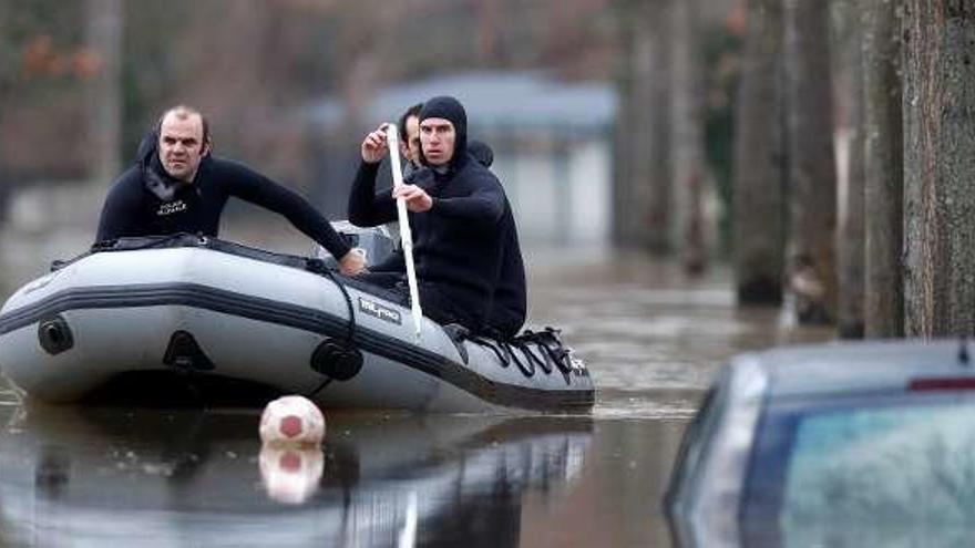 La crecida del río Sena pone en guardia a los parisinos