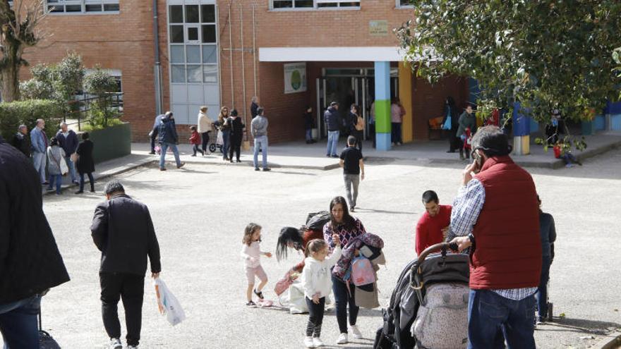 Recogida de niños a la salida del colegio García Barbón, ayer // Alba Villar