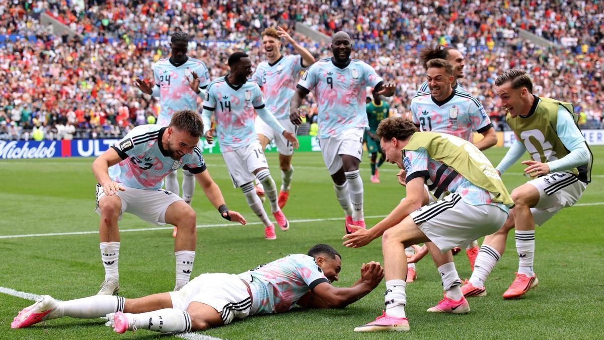 Seguidores de la selección belga celebran su clasificación para los octavos de final del Mundial 2026