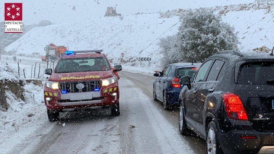 Bomberos asisten a coches atrapados en Vallibona y el puerto de Querol