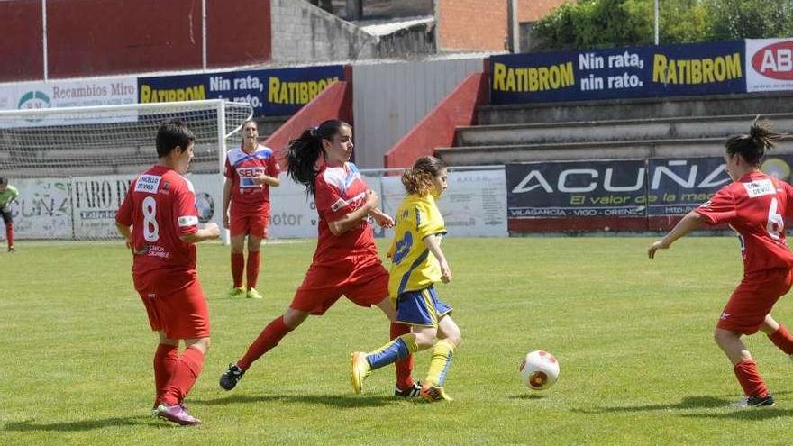 Un lance del partido entre el Atlético Arousana y el Sárdoma, disputado ayer en A Lomba. // Noé Parga