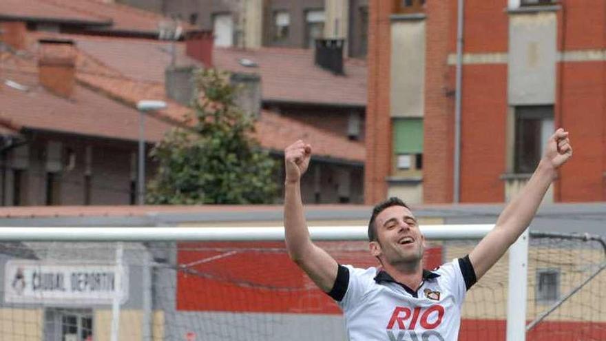 Abraham celebra uno de los goles del Caudal al Guijuelo en 2014.