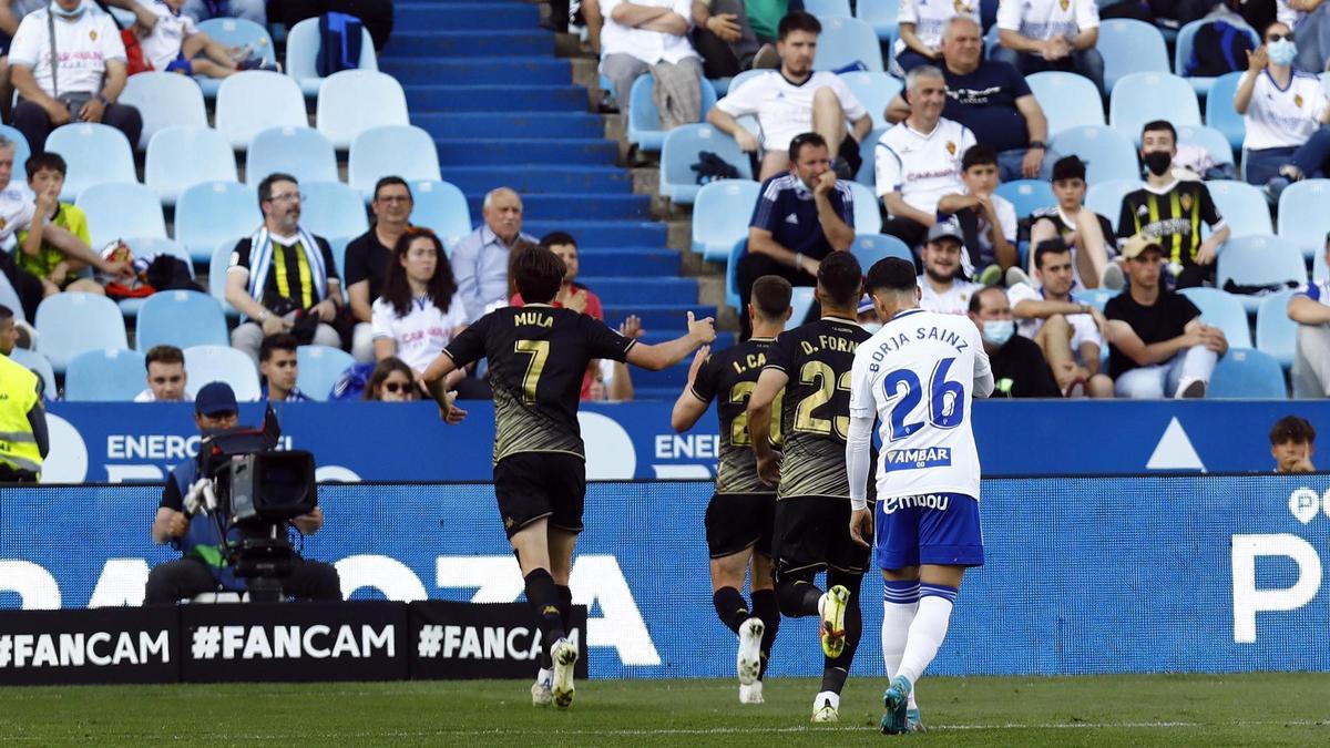 Forniés y Mula persiguen a Calero tras hacer el 0-2 con Borja Sainz abatido en el Zaragoza-Alcorcón.