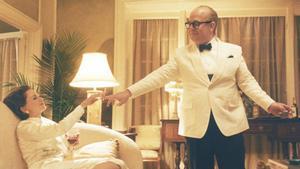 Naomi Watts (Babe Paley) y Tom Hollander (Truman Capote) en Feud: Capote vs. the Swans.