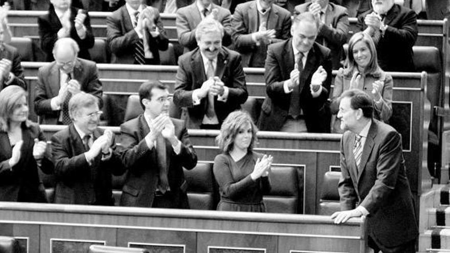 La bancada popular recibe aplaudiendo de pie a su líder, Mariano Rajoy, tras su intervención en el Pleno.