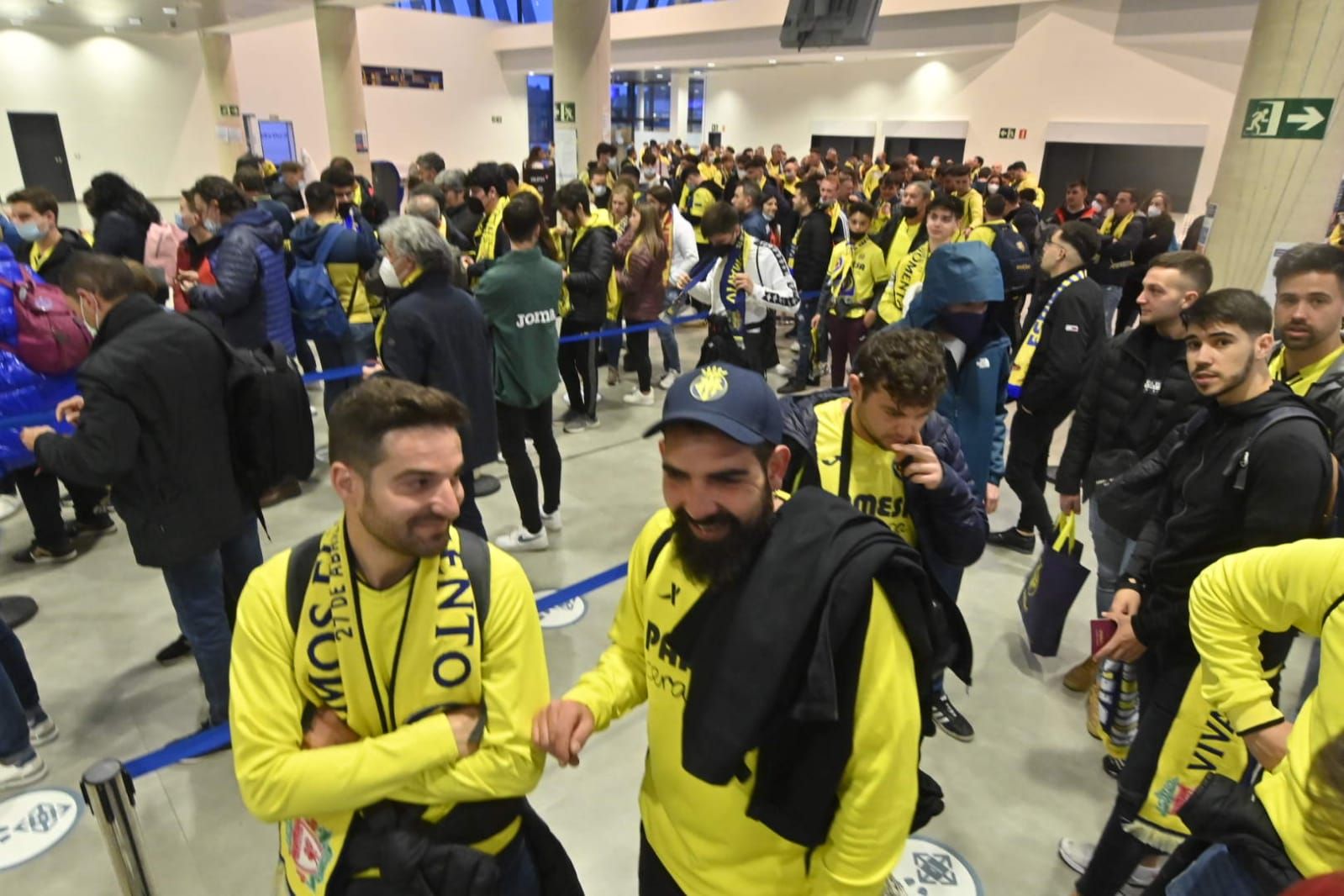 Salida de los aficionados del Villarreal desde el aeropuerto