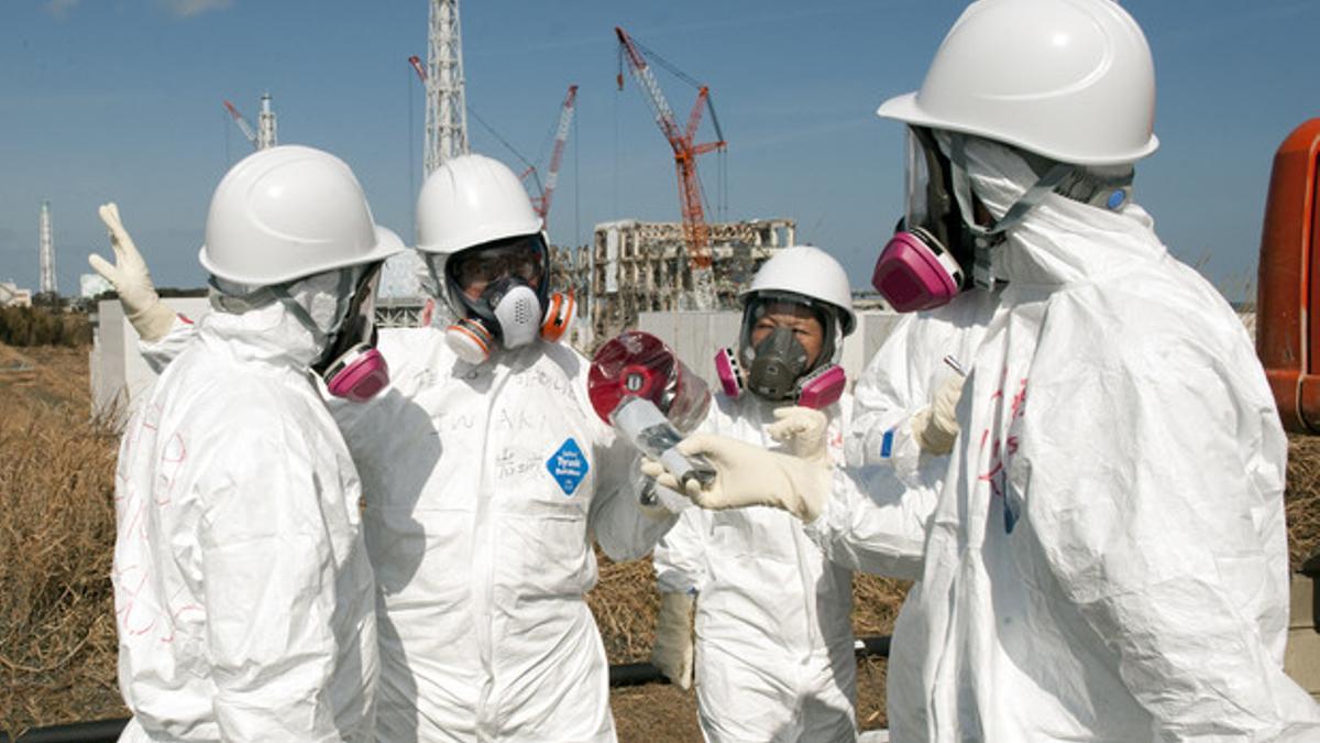 Periodistas visitan la planta de Fukushima, este martes.