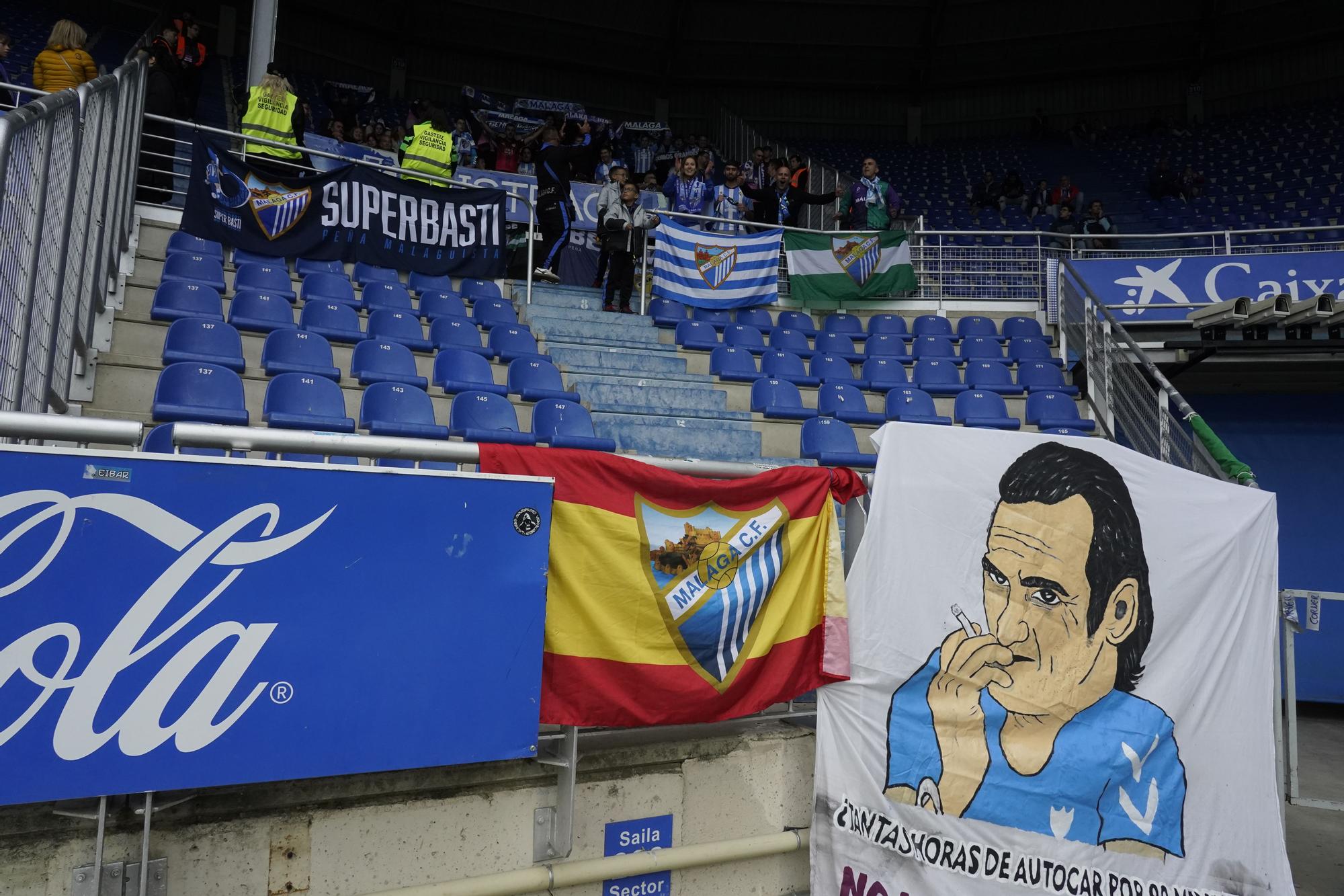 Aficionados del Málaga CF en las gradas de Mendizorroza