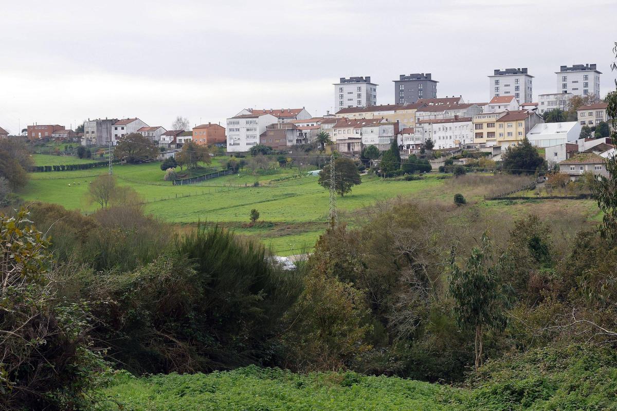 Terrenos en los que se construirán casi 3.000 viviendas, en la zona de Mallou, en el norte de Santiago de Compostela.