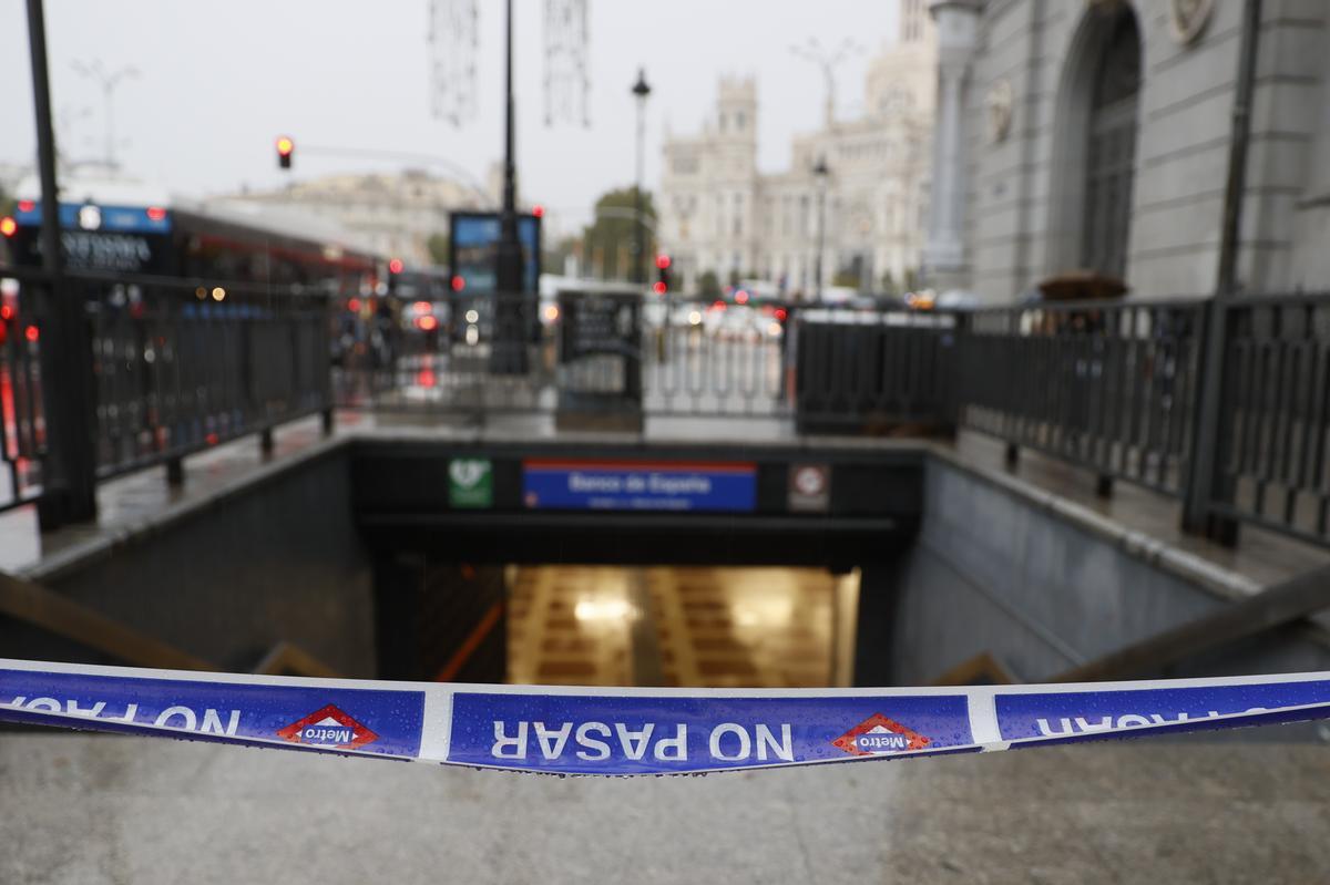 Las Fuertes Lluvias Inundan El Metro De Madrid