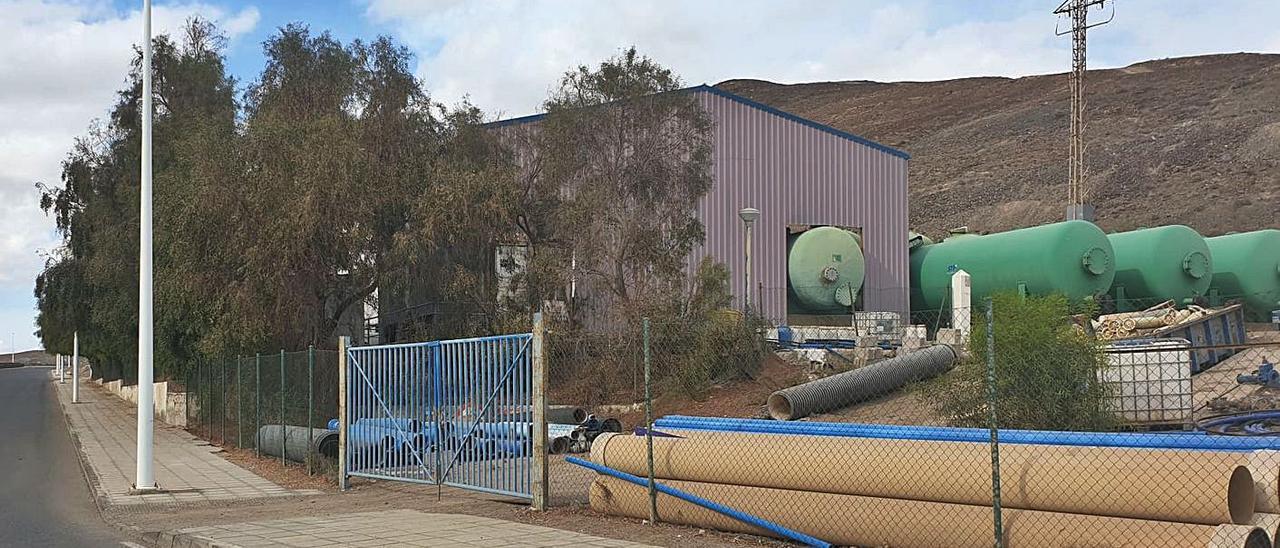 Planta potabilizadora de agua de mar ubicada en el pueblo de Gran Tarajal, ayer. | | LP/DLP