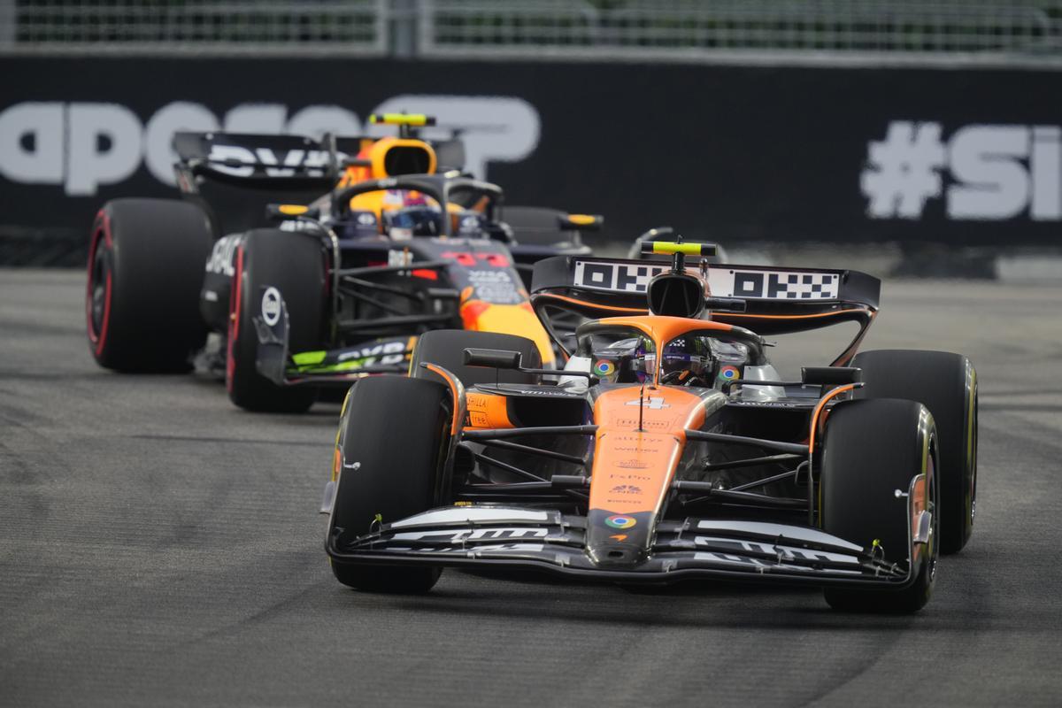 McLaren driver Lando Norris of Britain, front, and Red Bull driver Sergio Perez of Mexico steer their cars during the third practice session of the Singapore Formula One Grand Prix at the Marina Bay Street Circuit, in Singapore, Saturday, Sept. 21, 2024. (AP Photo/Vincent Thian). AUTOMOVILISMO . 1 . GP SINGAPUR . PILOTO LANDO NORRIS