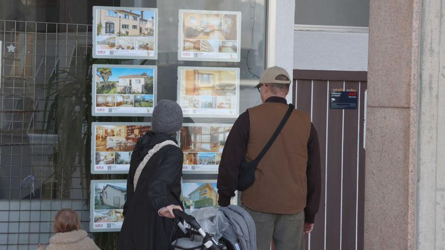 Una familia se para a ver las viviendas que oferta una inmobiliaria. | Iago López