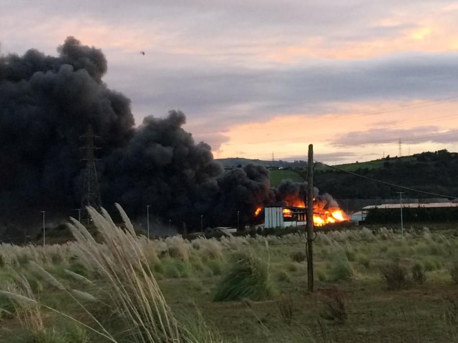 Incendio en una empresa de desguace de Gijón