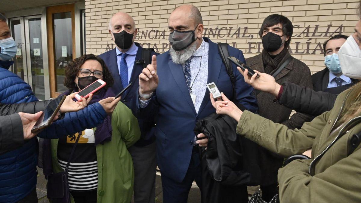 Los encausados, este viernes a la salida de la Audiencia Provincial. / MANOLO NEBOT