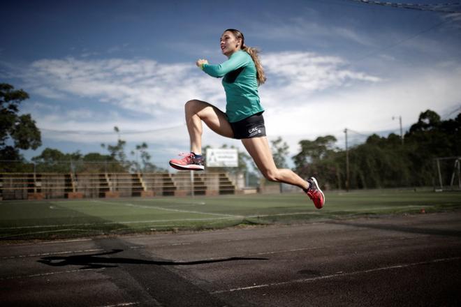 La atleta costarricense Andrea Vargas, especialista en los 100 metros vallas, participa en un entrenamiento este 18 de junio de 2019 en Puriscal (Costa Rica).