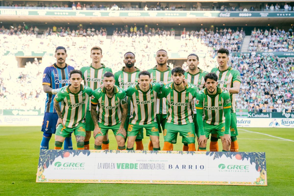 Los jugadores del Betis posan en el partido Forever Green en La Cartuja antes de medirse al Rayo Vallecano en la jornada 25 de LaLiga