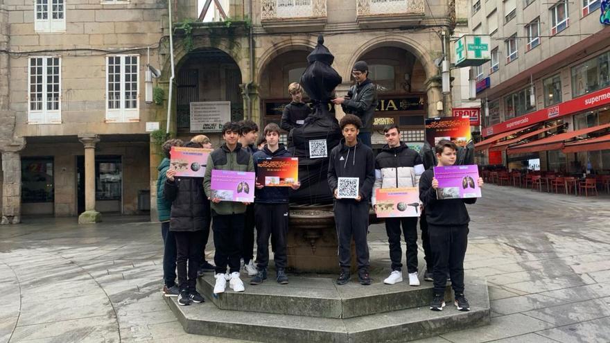 Cubren la fuente de Curros Enríquez con “chapapote” por la educación ambiental