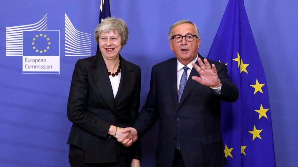 Theresa May y Jean-Claude Juncker, en Bruselas.