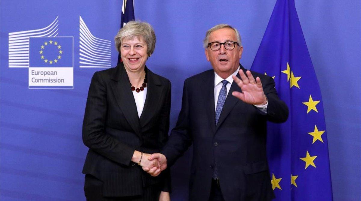 zentauroepp45982113 british prime minister theresa may shakes hands with europea181121203047