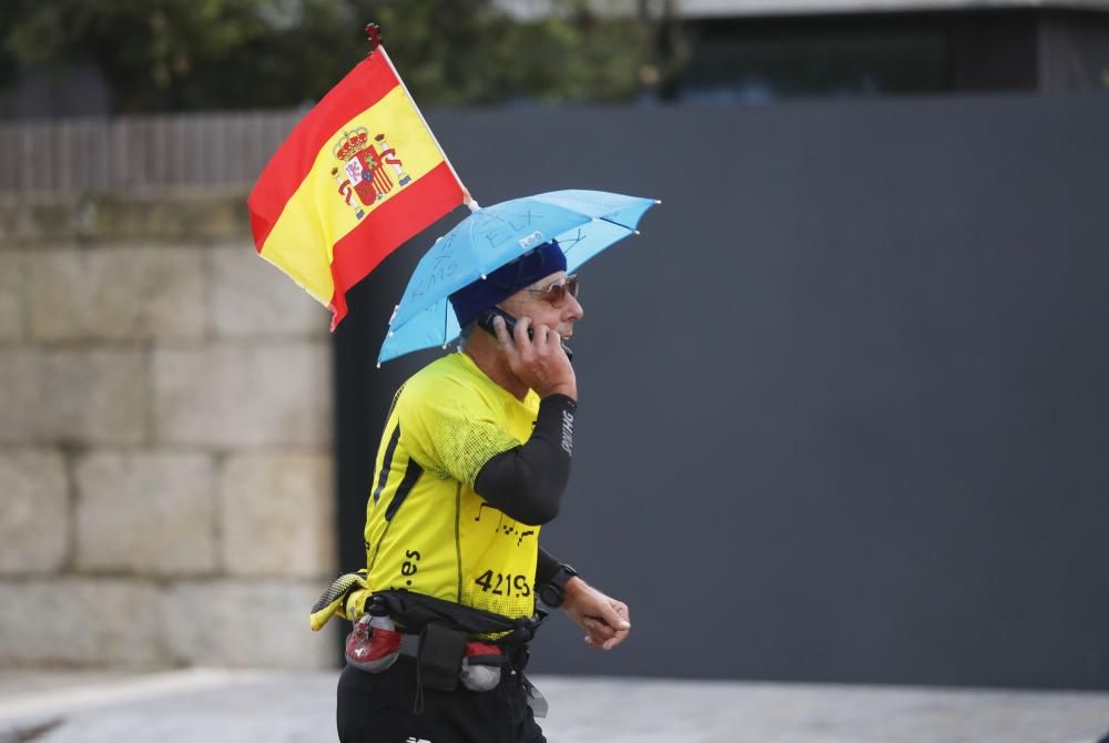 Los corredores del maratón completan la primera mitad del recorrido en los alrededores de Samil y Coruxo.