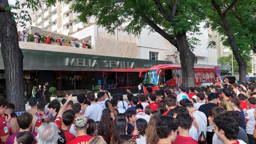 El autobús del Sevilla FC sale de camino al Benito Villamarín arropado por su afición