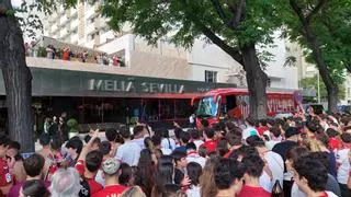 El autobús del Sevilla FC sale de camino al Benito Villamarín arropado por su afición