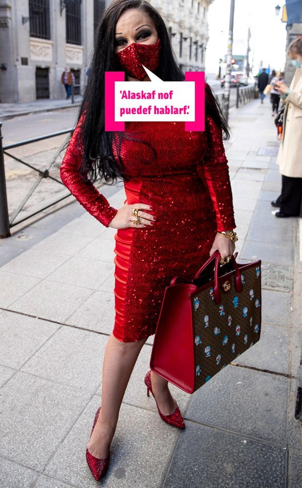 Alaska con vestido y mascarilla de lentejuelas (y bolso de 'Doraemon')