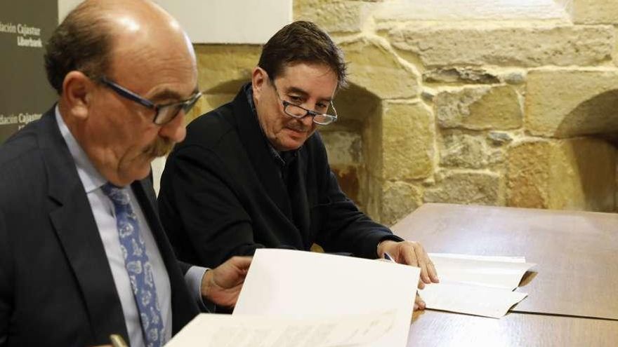 César Menéndez, de la Fundación Cajastur-Liberbank, con el director del Instituto Cervantes, el poeta Luis García Montero, ayer, en Gijón.