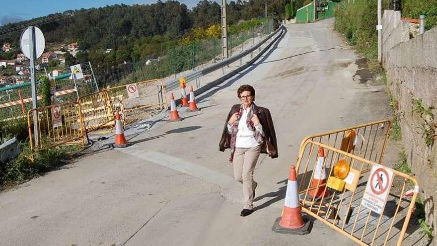 Una persona camina por la Subida Mouriño, ayer, ya abierta. // FdV